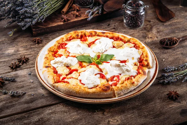 Gotowana włoska pizza margarita z serem — Zdjęcie stockowe