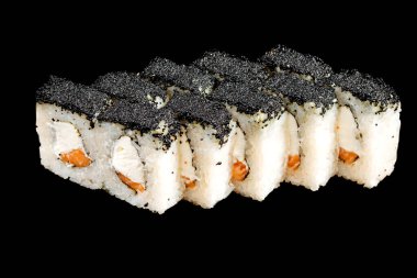 Siyah yumurta ve somon ile izole edilmiş suşi ruloları