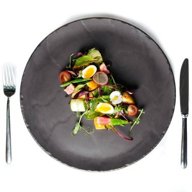 Ayrı yaz salatası ve bıldırcın yumurtası.