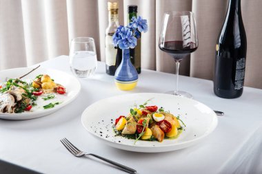 Lezzetli İtalyan yemekleriyle servis edilen beyaz masa.