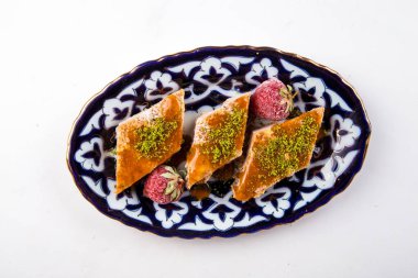 Ballı şam fıstıklı avlu baklava.