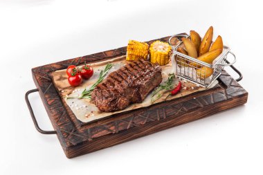 Tahtada patates dilimli, tenha biftek.