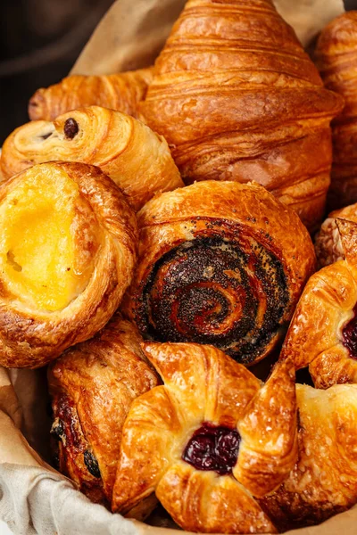 Primo piano su varietà di dolci panini al forno in un cesto — Foto Stock