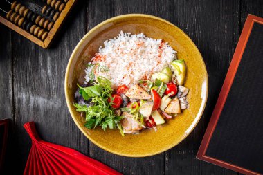 Kızarmış tavuk ve sebzeli pilav. 