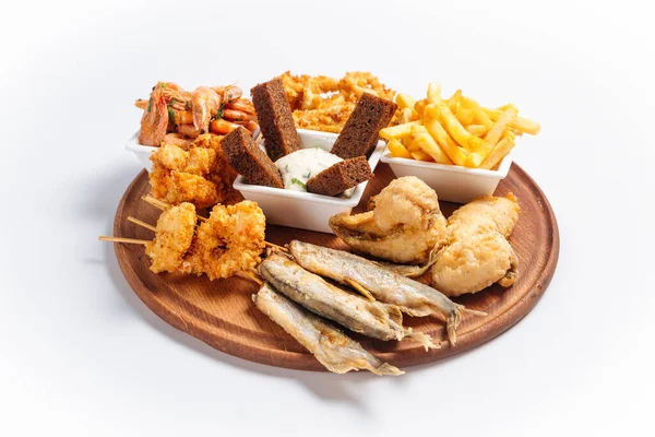 Balık ve karides ile izole edilmiş deniz ürünleri bira tabağı.