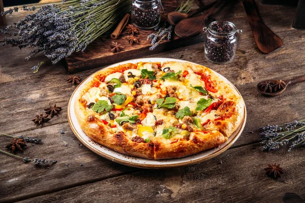 Taze İtalyan hamur hamurlu pizza.