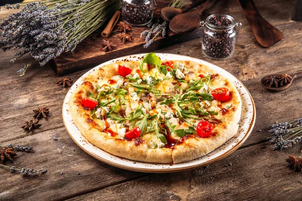 Włoski świeże pieczone pizzy z rukoli i pomidorów — Zdjęcie stockowe