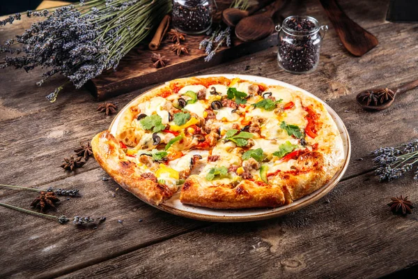 Pizza de massa fofa assada fresca italiana com azeitonas — Fotografia de Stock