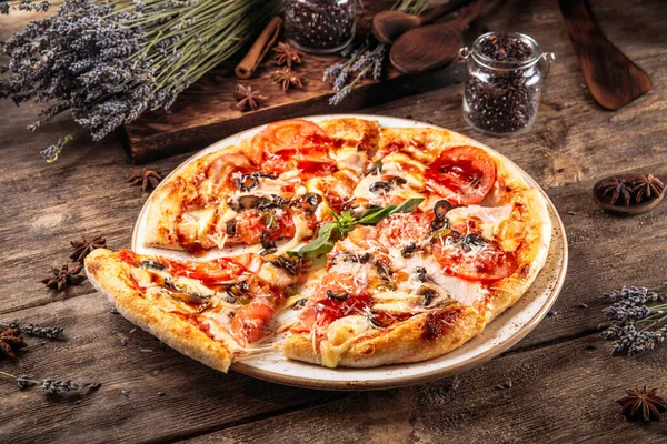 Włoski świeże pieczone puszyste ciasto pizza z oliwkami — Zdjęcie stockowe