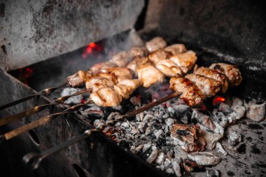 Shashlyq 'i etle pişirmeye odaklan 