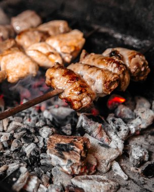 Shashlyq 'i etle pişirmeye odaklan 