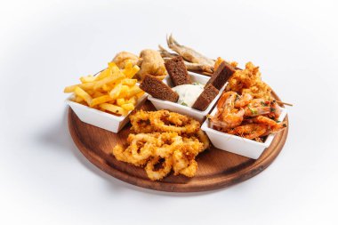 Balık ve karides ile izole edilmiş bira tabağı.