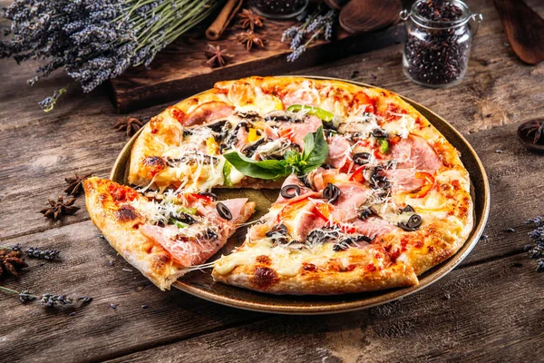Puszysta pizza z szynką oliwkową i pomidorami — Zdjęcie stockowe