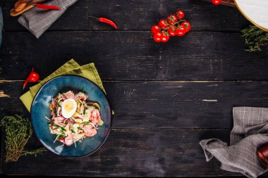 Süslü, siyah ahşap arka planda salata. 