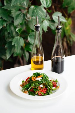 Arugula ve soslu karides salatası.