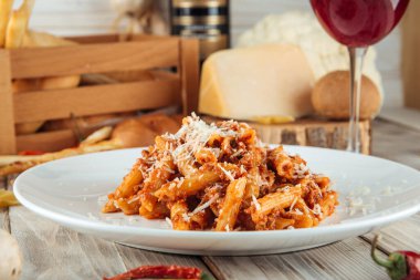 İtalyan makarna bolonez bifteği ve parmesan peyniri