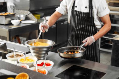 Restoran şefi İtalyan mirepoix sote pişiriyor.