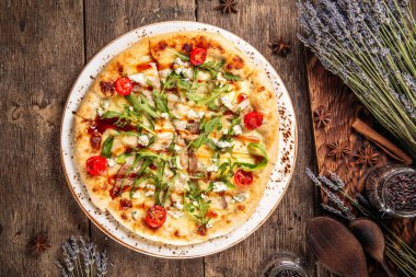 İtalyan pizzası, domates, peynir ve roka.