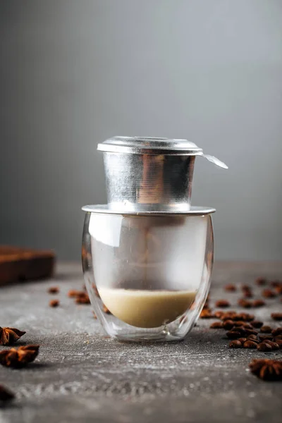 Drip of gebrouwen koffie in een glazen kopje op het bord — Stockfoto