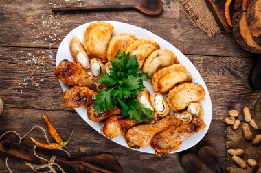 Kızarmış tavuk budu ve küçük turtalar. 