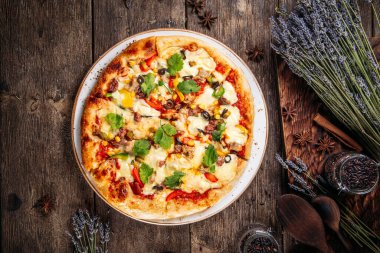 İtalyan pizzası, zeytinli ve mısırlı.