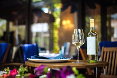 Restoran yaz terası masasında beyaz şarap var.