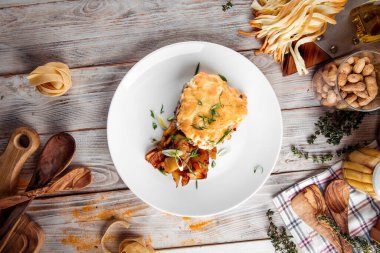 Izgara peynirli pirzola ve kızarmış patates.