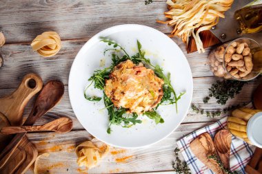 Julienne peynirin altında roka ile