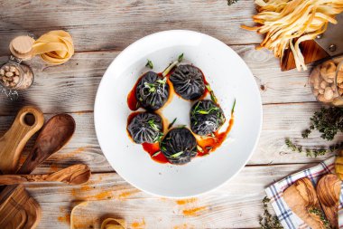 Soya soslu Çin kara hamur köftesi.