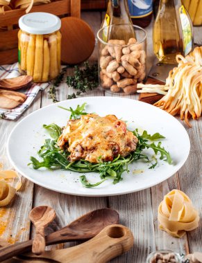 Julienne peynirin altında roka ile 