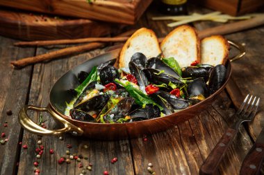Kremalı midyeler ve tavada tost.