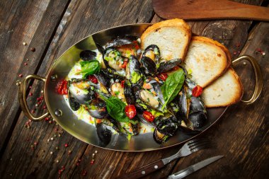 Kremalı midyeler ve tavada tost.