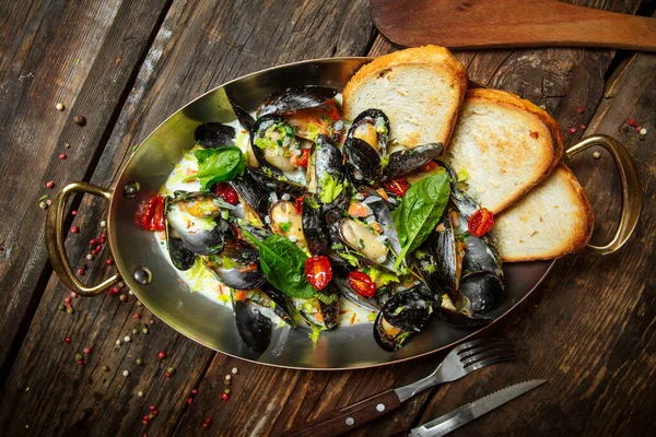 Kremalı midyeler ve tavada tost.
