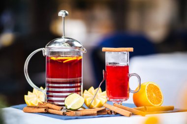 Kupada parlak kırmızı böğürtlen çayı ve Fransız presi.