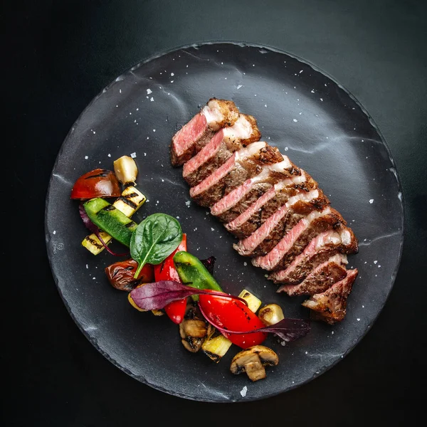 Izgara sebzeli sığır eti.