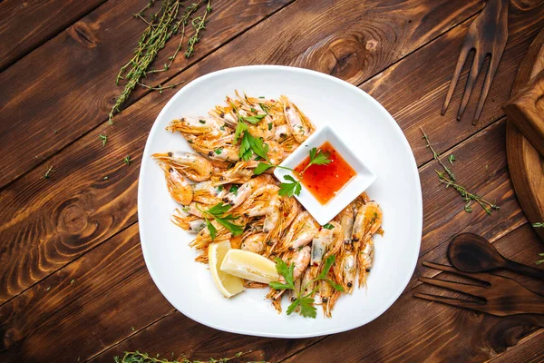 Vista superior sobre gambas fritas con limón y salsa — Foto de Stock