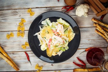 Ananaslı salata, yengeç çubuğu ve yeşillik.