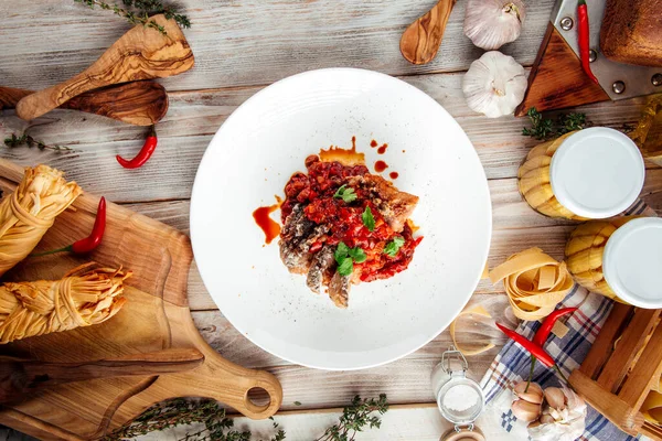 Stekt fiskfilé på grönsaksaute i röd sås — Stockfoto