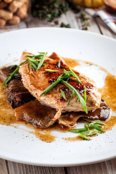 Mantarlı tavuk filetosu.