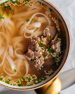 Vietnamlı pho bo çorbası sığır eti ve pirinç eriştesi.