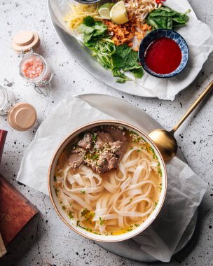 Vietnamlı pho bo çorbası sığır eti ve pirinç eriştesi.