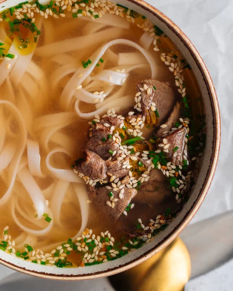 Vietnamlı pho bo çorbası sığır eti ve pirinç eriştesi.