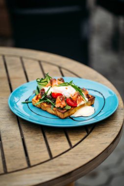 Haşlanmış yumurta ve somonlu waffle tostu.