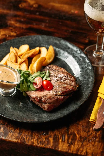 Biber soslu ızgara biftek ve patates püresi.