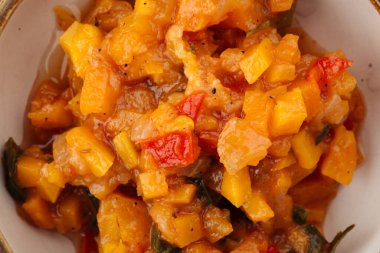 Sarı sebze yahnisi sosunun en üst görüntüsü 