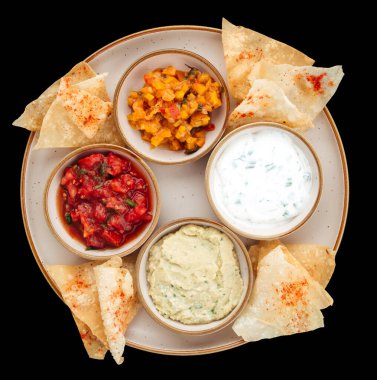 Siyah üzerine izole edilmiş sos ve patates kızartması.