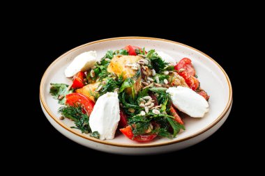 Siyah üzerine izole edilmiş sebzeli dolgun salata.