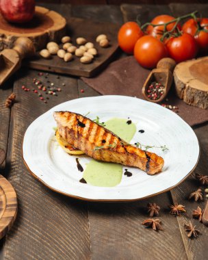 Yeşil soslu ızgara somon bifteği
