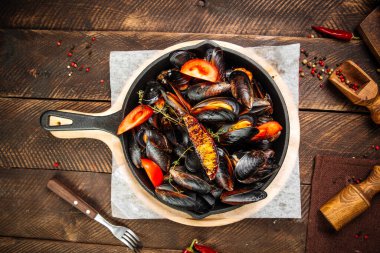 Dökme demir tavada midye aperatifi pişirdim.