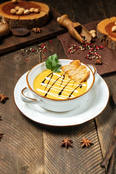 ซุปครีมเลนซิล Gourmet บนโต๊ะไม้ — ภาพถ่ายสต็อก